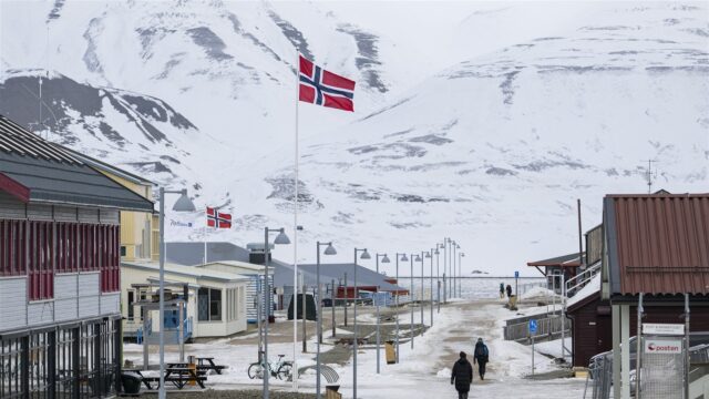 Op Spitsbergen trekt het ijs weg en komen de Russen juist dichterbij