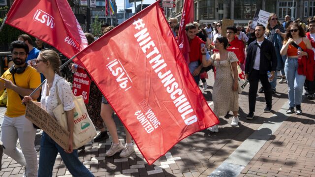 Studenten en afgestudeerden protesteren vanmiddag tegen renteverhoging studieschuld