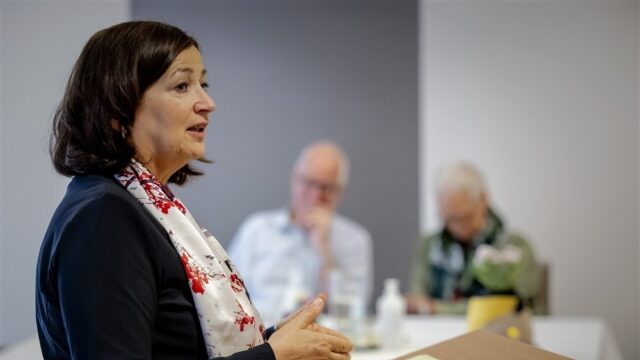Meer druk op mantelzorgers in de toekomst. Minister: 'zware boodschap'