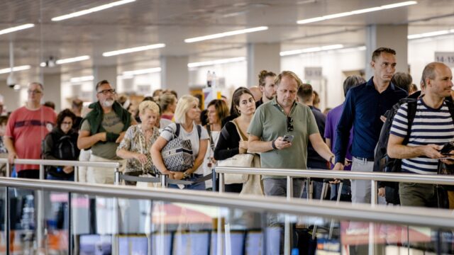 Schiphol zet zich schrap voor drukte door start meivakantie