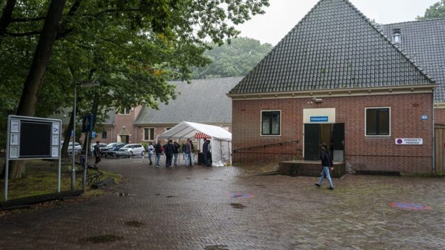 Een asielzoekerscentrum midden in een woonwijk; hoe is dat?