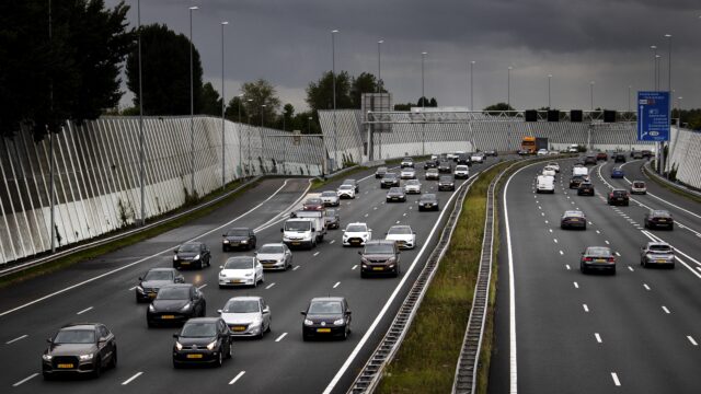 Waarom iedereen z'n auto zoveel mogelijk op cruisecontrol moet zetten