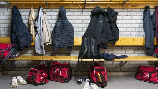 Douchen op de sportclub verplicht? Juridisch mag het, maar: 'Het kind moet centraal staan'