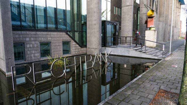 Foutje bedankt! Verkeerde verdachte verschijnt per ongeluk in de rechtbank
