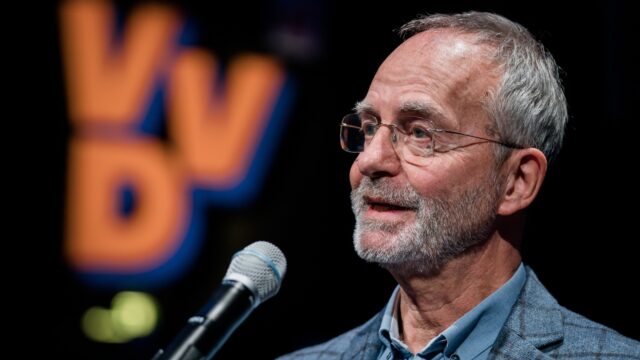 Oud-informateur Henk Kamp 'niet gelukkig' met formatieproces: onderhandelingen in het openbaar onnodig ingewikkeld