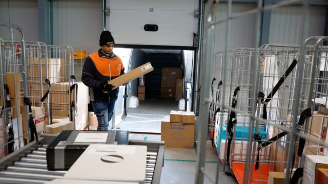 FNV doet melding bij Arbeidsinspectie over PostNL: pakketverwerkers doen fysiek te zwaar werk