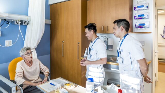 Personeelstekort ziekenhuis: dan maar familie laten meehelpen?