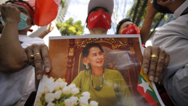 Verjaardag Aung San Suu Kyi gevierd met bloemenprotesten