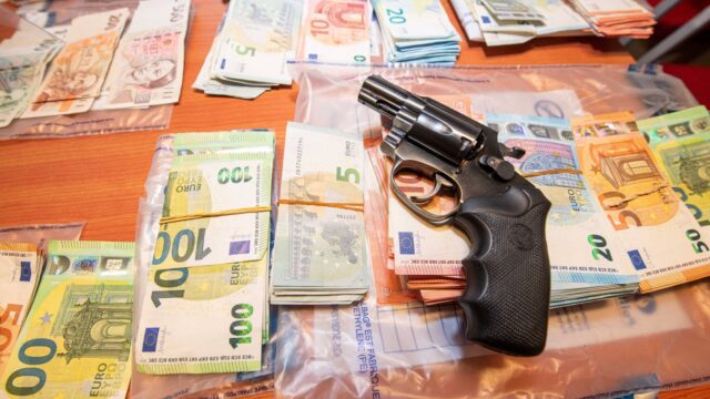 Hoe rol je een criminele familie op? 'Begin bij de vrouwen'