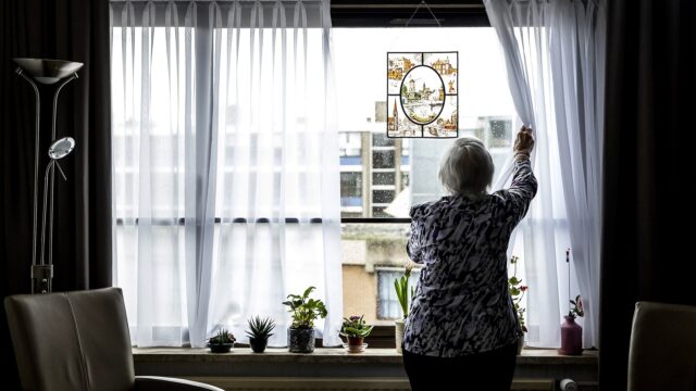 Kwetsbare ouderen ondanks recht op verpleeghuisplek vaker gedwongen thuis