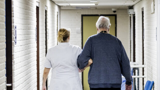 Besparen op de zorg kan zonder bezuinigen, zegt deze hoogleraar: 'Er liggen miljarden voor het oprapen'