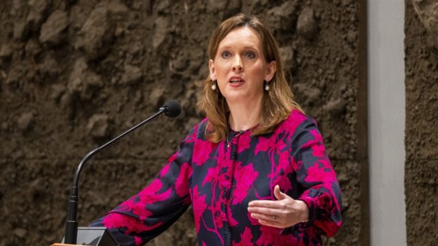 Miljarden euro's van ontwikkelingshulp naar asielopvang: 'Moeilijk te verteren'