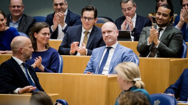 Voormalig CU-leider Gert-Jan Segers haalt uit naar demonstrerende ambtenaren: 'Schik je in beleid of neem ontslag'