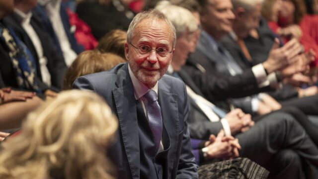 Oud-informateur Henk Kamp roept op tot nieuw kabinet voor 1 januari: 'Drie jaar demissionair is onbestaanbaar'