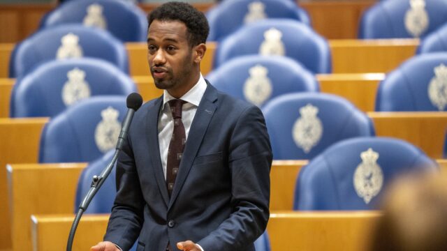 Habtamu de Hoop (GL-PvdA) heeft 'geen enkele moeite' met andere vergaderdagen Tweede Kamer om woon-werkverkeer beter te spreiden