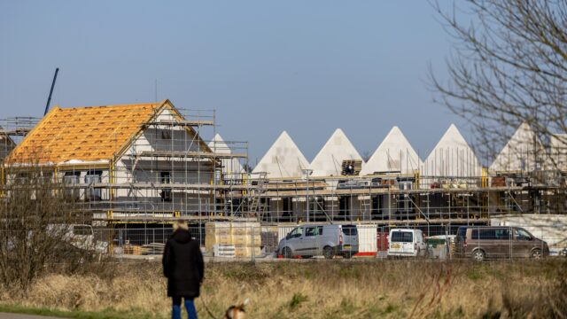 Om woningbouw te versnellen 'moet minister De Jonge stoppen met overregulering'