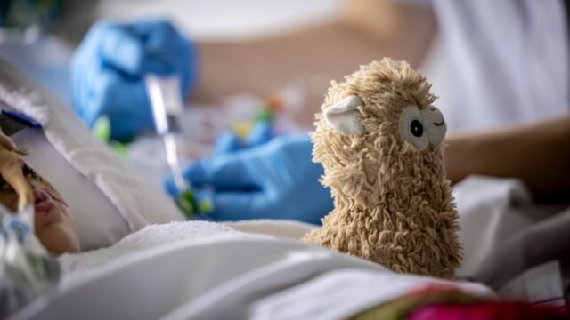Grote zorgen bij ouders: medicijn tegen taaislijmziekte voor kleine kinderen niet beschikbaar