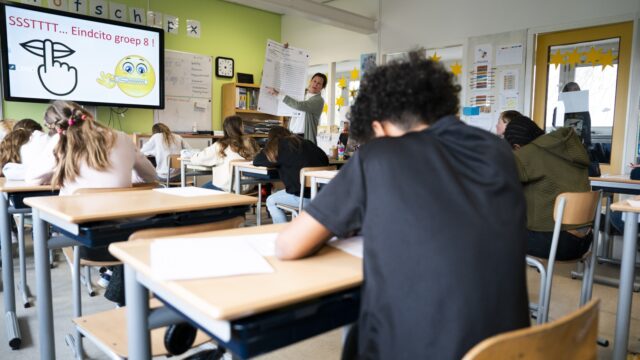 Richtlijn of wettelijk verbod mobieltjes in de klas? 'Je gaat geen boa in de klas zetten'