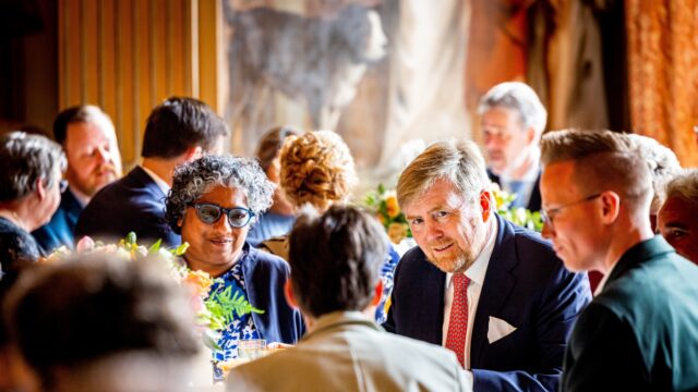 Ontmoetingen met de koning: 'Hij pakt gewoon zijn iPhone en pint de rekening'