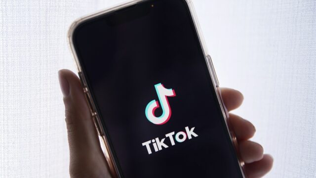 Psycholoog Thijs Launspach wil minimumleeftijd van 18 voor social media-accounts