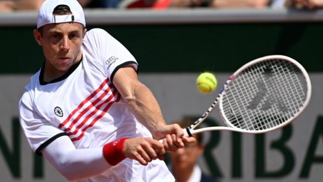 Winst Griekspoor in Parijs komt uit de tenen: 'Hij mist vertrouwen en wedstrijdritme'