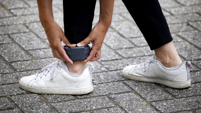Enkelband als alternatief voor gevangenisstraf? 'Voorkomt recidive'