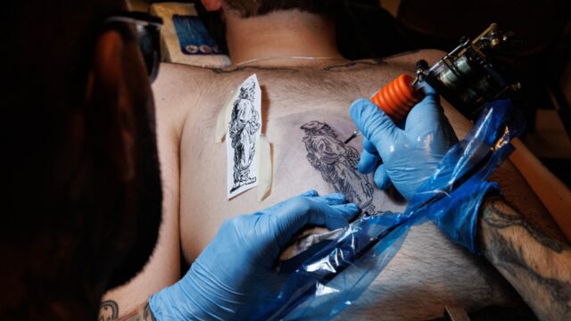 Kunnen tatoeëerders de politie helpen in de opsporing?