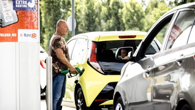 Steeds meer tankstations tonen reclame terwijl je tankt: 'Slokt je aandacht op'