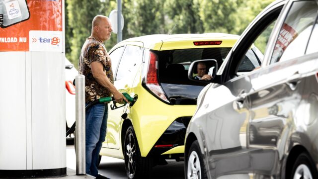 Moet kabinet ingrijpen nu benzineprijzen verder stijgen door Iran-oorlog? 'Geen jojobeleid voeren'