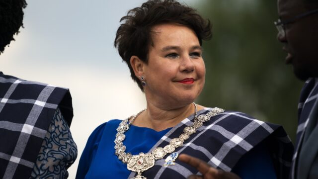 VNG-voorzitter Dijksma aan kabinet: 'Laat de boel niet stilvallen'