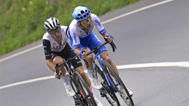 De Tour is losgebarsten in Spanje: Adam Yates verslaat zijn tweelingbroer in de laatste meters