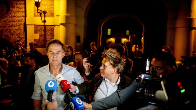 Het kabinet zit er nog, beraad over asiel gaat vandaag verder