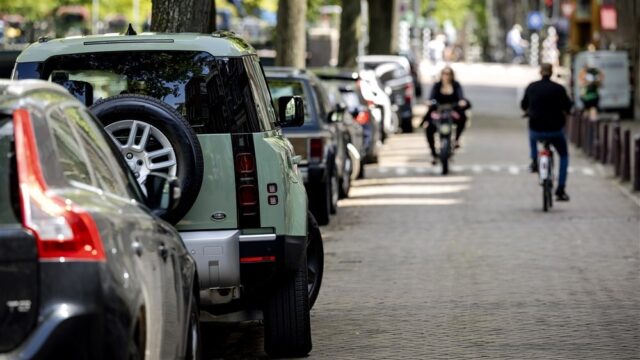 Stand.nl: 'SUV's moeten in de steden meer parkeergeld gaan betalen'