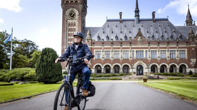 Stand.nl: 'Alle fietsers moeten een helm op'
