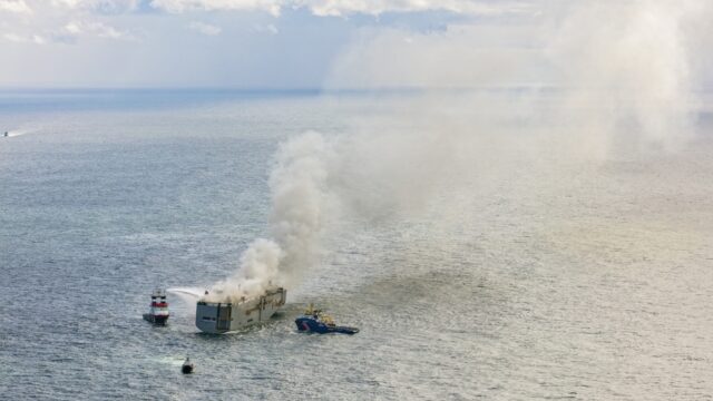 Brand op vrachtschip bij Ameland kan nog dagenlang doorgaan: Hoe blus je zo'n brand?