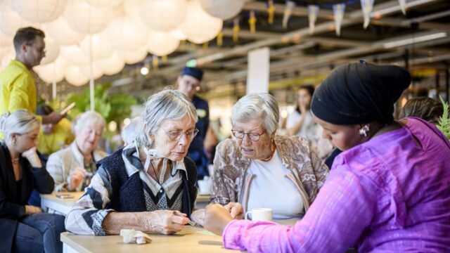 Waarom we ouderen nog zo veel mogelijk zelf moeten laten doen: 'Stop de betutteling'