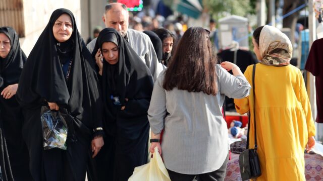 Zwaardere straffen voor vrouwen in Iran die geen hoofddoek dragen