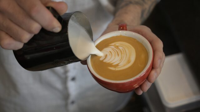 Podcast De Dag: waarom jouw koffie steeds duurder wordt
