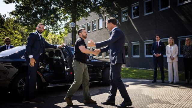 President Zelensky krijgt rondleiding langs F-16's bij bezoek Eindhoven