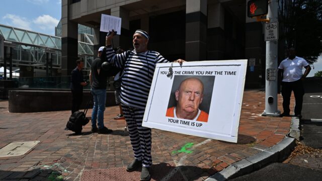 Trump meldt zich vandaag bij de gevangenis in Georgia: 'Gaat hij lachen op zijn mugshot?'