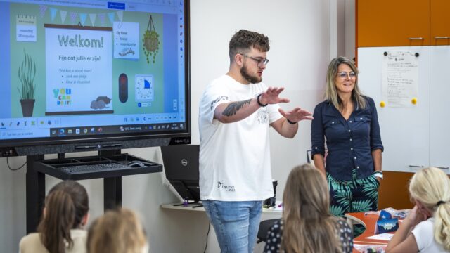 'Docenten werken te hard en verdienen te weinig.' Klopt dit wel?
