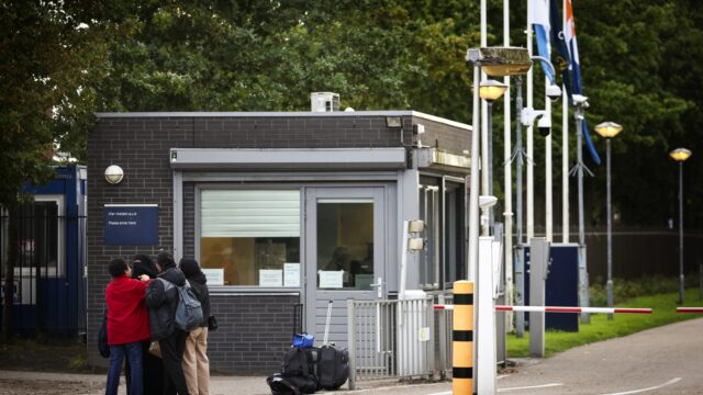 Grootste achterstand ooit: meer dan 70.000 asielzoekers wachten op beslissing van IND