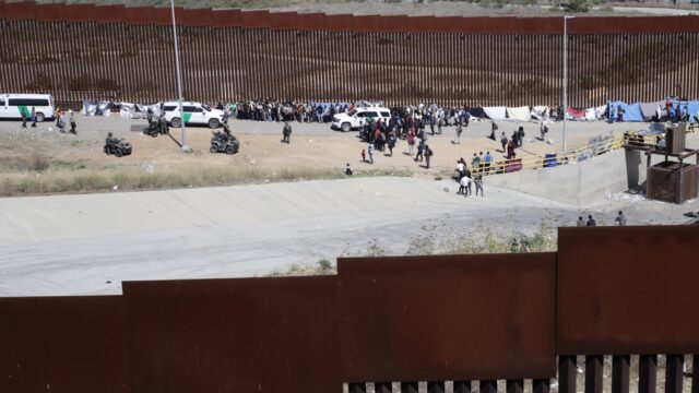 VS gaat muur op grens Mexico uitbreiden