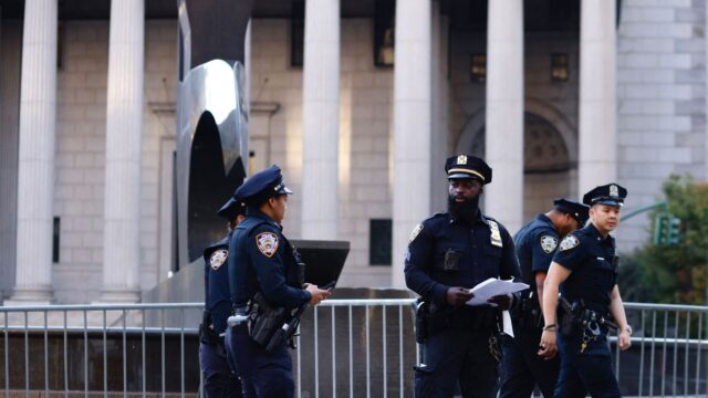 Geen lange baarden of roze haar meer bij NYPD