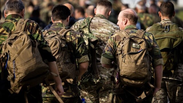 Stand.nl: 'Een jaar in het leger zou erbij moeten horen'
