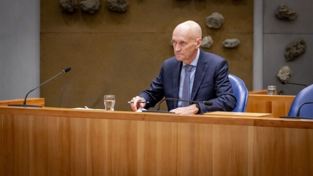 Stand.nl: 'Ministers stappen te makkelijk op'