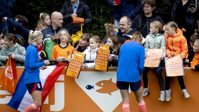 Stand.nl 'Een professionele voetbalclub voor alleen vrouwen is een goed idee'