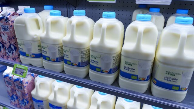 Influencers claimen dat rauwe melk gezonder is: klopt dat? 'Stompzinnig en gevaarlijk'