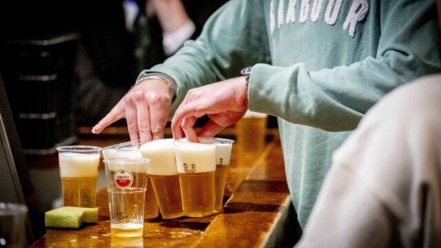 Hoe gek is het eigenlijk dat alcohol zo genormaliseerd is in onze samenleving?
