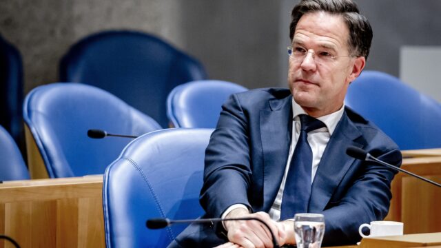 Rutte brengt bijna dertig jaar na genocide bezoek aan Srebrenica: 'Beter laat dan nooit'
